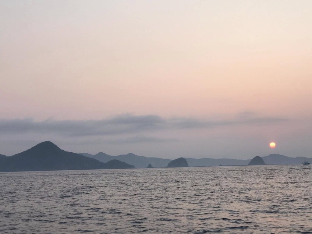 alt="牛深沖の朝焼けに染まる海と水平線"