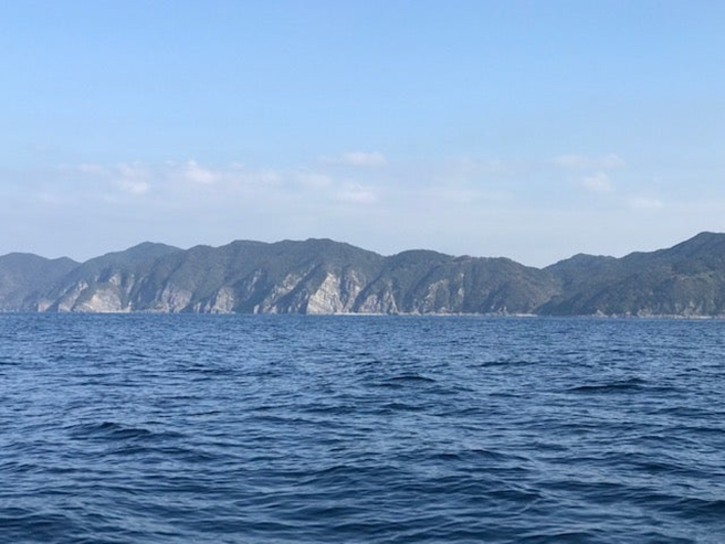 alt="沖合から見た西海岸の岸の風景その1"