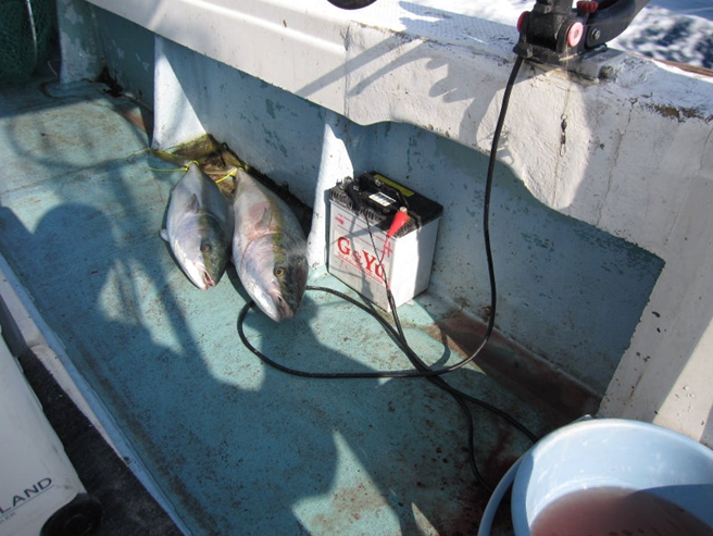 alt="乗合船の釣り座の様子"