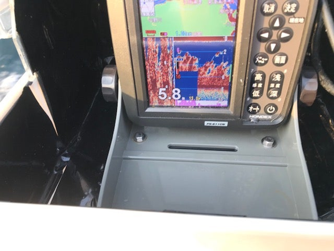 alt="魚探モニターに映る漁礁付近の水深変化"