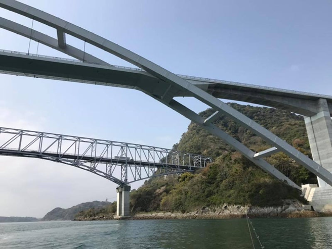 alt="海上から見上げた橋の写真"