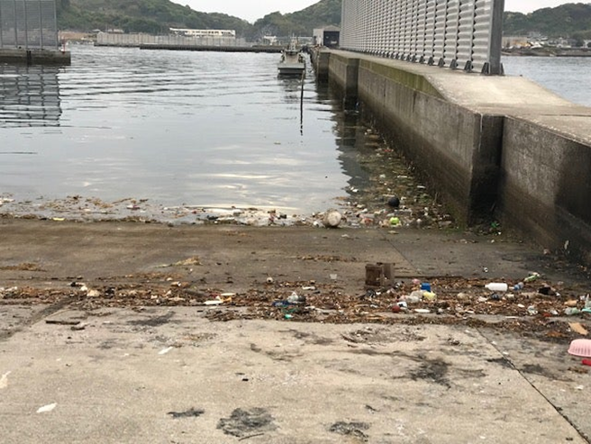 alt="ゴミと海草が散乱する牛深スロープ"