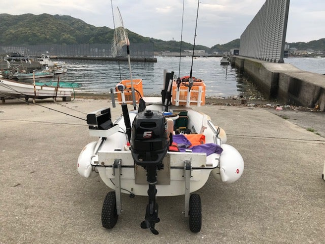 alt="出航前のボートの写真"