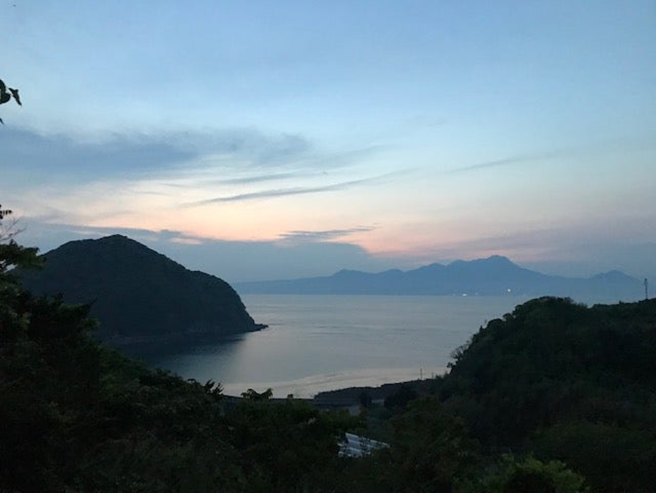 alt="夕暮れの入り江の写真"