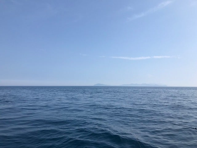 alt="ベタ凪の天草沖の海面",