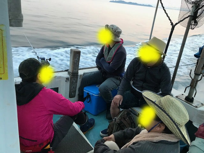 alt="船上で談笑している釣り仲間たち"