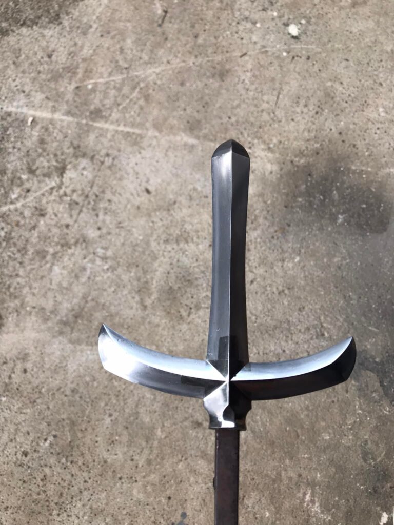 alt="研ぎ直し後の十文字槍、主刃と横刃のバランスが分かる状態"