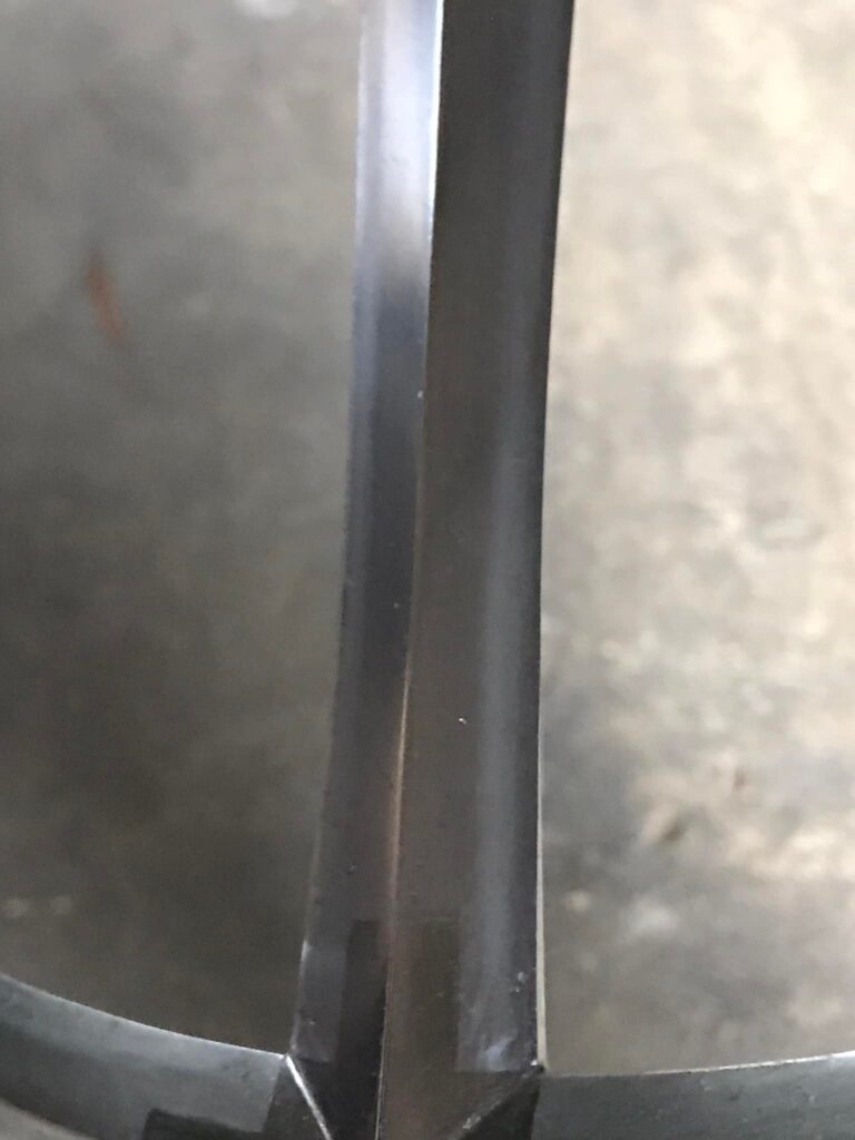 alt="十文字槍の主刃部分、黒錆を除去し輪郭を整えた研ぎ上がり"