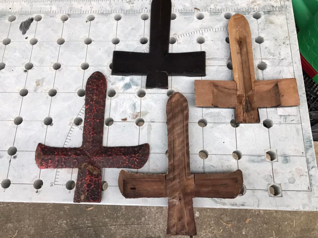 alt="割れた十文字槍の鞘を分解し修復と新規作製を行った工程"