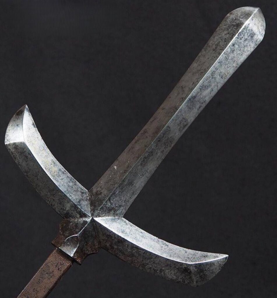 alt="研ぎ直し前の江戸期高田物の十文字槍全体像"